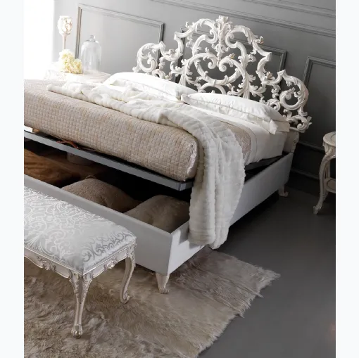 Letto 2504 in legno laccato intagliato e decorato in foglia oro con contenitore di Silvano Grifoni