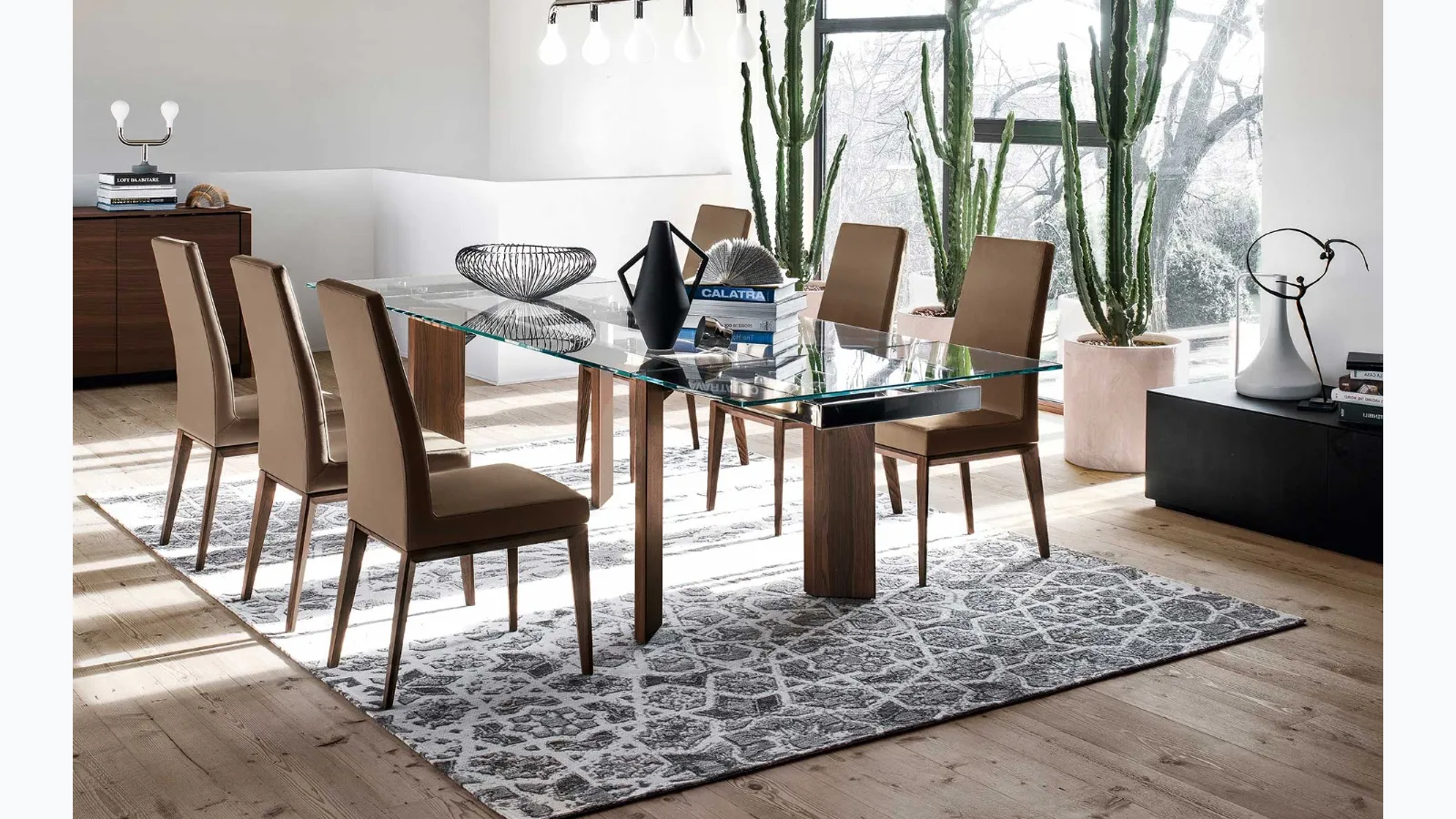 Sedia in pelle con schienale alto e struttura in legno massello Bess di Calligaris