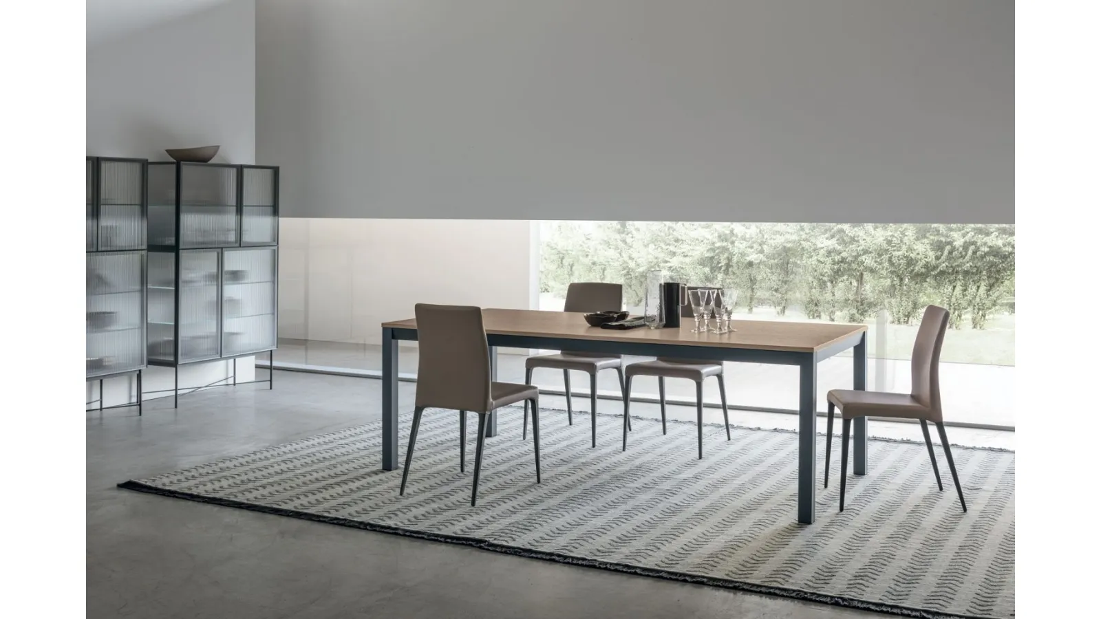 Tavolo allungabile Infinity con piano in materico rovere sabbia e base in laccato opaco di Tomasella