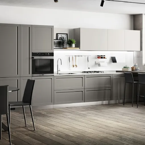 Cucina Moderna Carattere in laccato Grigio Chiaro e Grigio Titanio di Scavolini