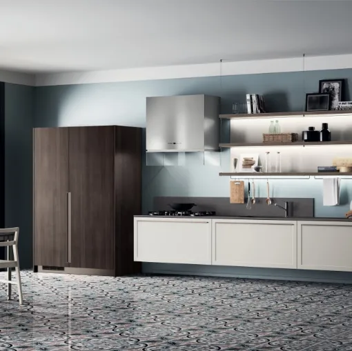 Cucina Moderna Carattere in laccato Grigio con armadio in Noce Saxony di Scavolini